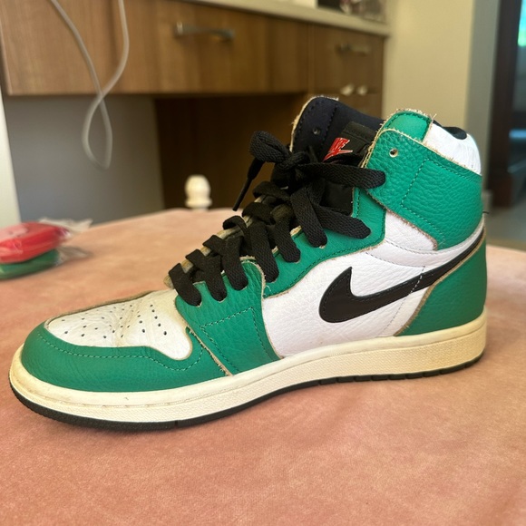 Retro Air Jordan 1 high top OG “lucky green” size 7 women’s - Picture 3 of 11